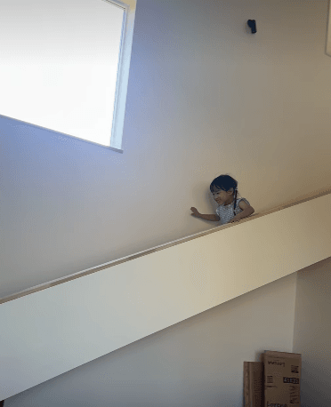 滑っては駆け上がる！笑い声が聞こえてきそう…／f20260601さん提供