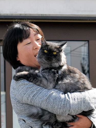 しょこらを抱く細谷さん