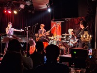 バンドメンバーを紹介する未唯mie＝東京・目黒のBLUES ALLEY JAPAN