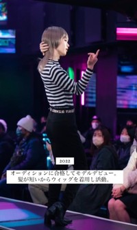 モデルデビュー当時、髪が短いためウィッグを着用し活動／岡本舵楽さん（@nemu.itte）提供