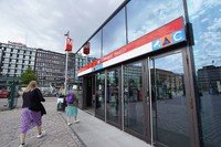 地下鉄の地上出入り口には、シェルターを示す標識があった＝2023年5月31日、ヘルシンキ市、荒ちひろ撮影