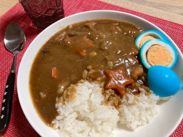原点となった「青い卵」のカレー 。『宇宙戦隊キュウレンジャー』（2017年度に放送されたスーパー戦隊作品）出てくる料理を再現　※ジャムさん提供