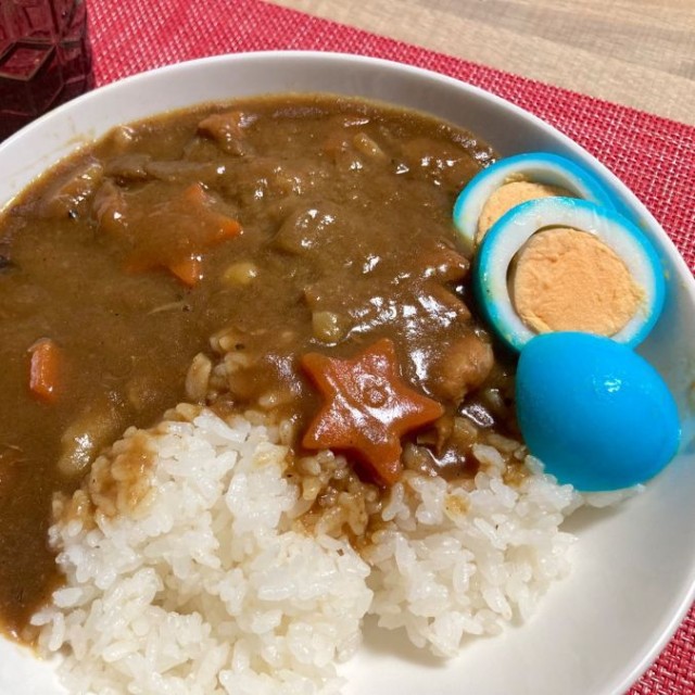 原点となった「青い卵」のカレー 。『宇宙戦隊キュウレンジャー』（2017年度に放送されたスーパー戦隊作品）出てくる料理を再現　※ジャムさん提供