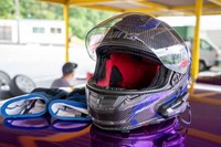 ドライバー同士で会話できるよう、ヘルメットにインカムを装着