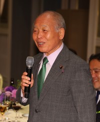 玉袋筋太郎にエールを送る鈴木宗男・参議院議員＝東京・明治記念館