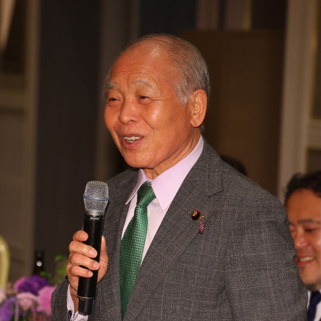 玉袋筋太郎にエールを送る鈴木宗男・参議院議員＝東京・明治記念館