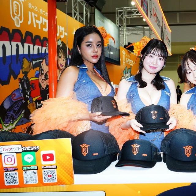 「東京モーターサイクルショー2026」の企業ブースを彩ったコンパニオン