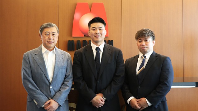 マルハン代表取締役 北日本カンパニー韓俊社長／日下尚選手／笹本睦コーチ