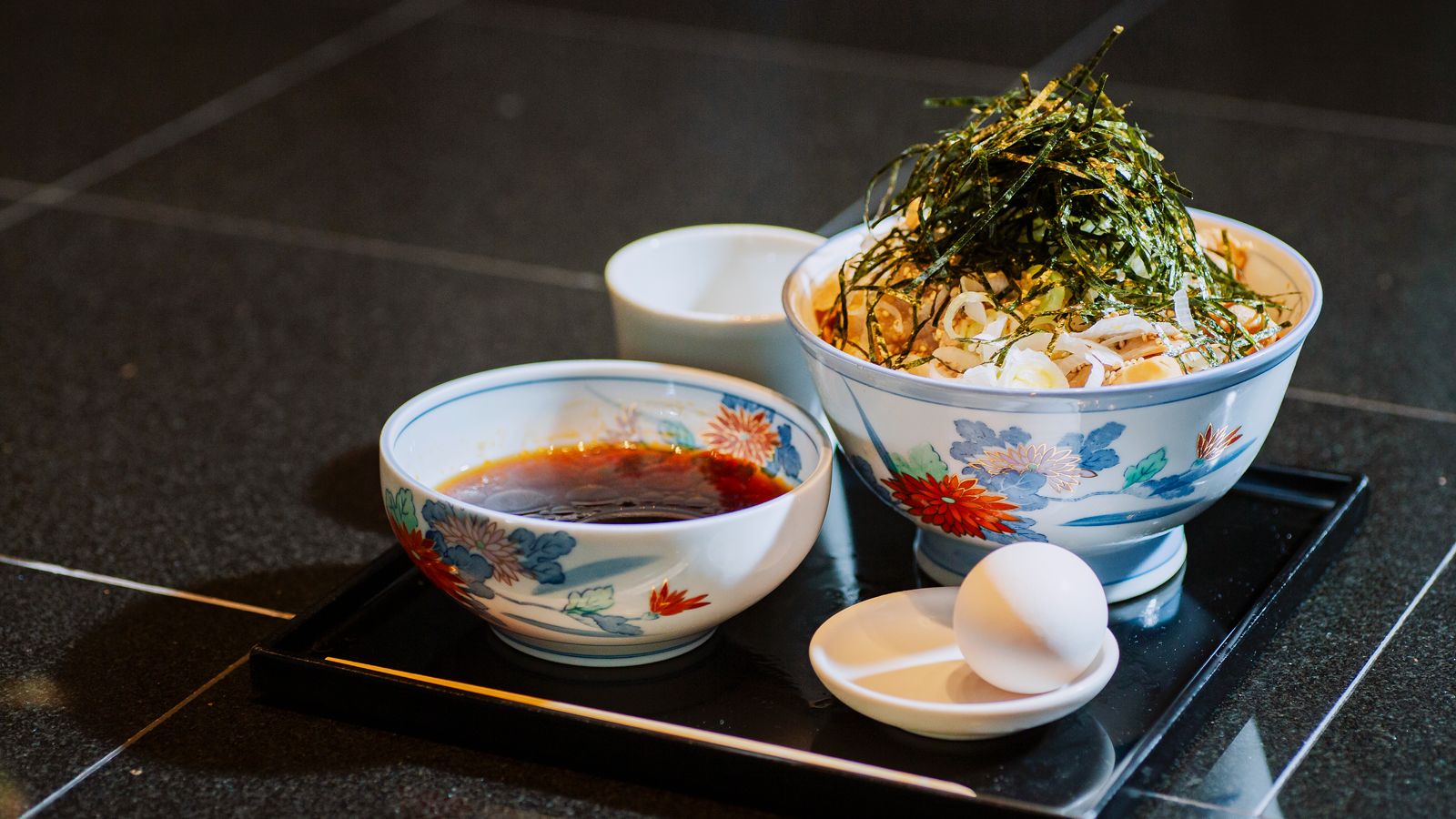 満足度100点！ 伝説の冷たい肉そば一本勝負。<br>冬でも行列のできる立ち食い蕎麦屋『港屋2』＠大手町