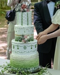 妹さんの結婚式のために長谷川さんが作ったウェディングケーキ。ケーキ入刀の瞬間／長谷川 健太@SUCRETIERさん（@kenta_sucretier）提供
