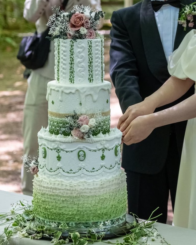妹さんの結婚式のために長谷川さんが作ったウェディングケーキ。ケーキ入刀の瞬間／長谷川 健太@SUCRETIERさん（@kenta_sucretier）提供