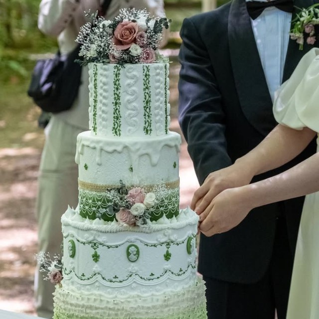 妹さんの結婚式のために長谷川さんが作ったウェディングケーキ。ケーキ入刀の瞬間／長谷川 健太@SUCRETIERさん（@kenta_sucretier）提供