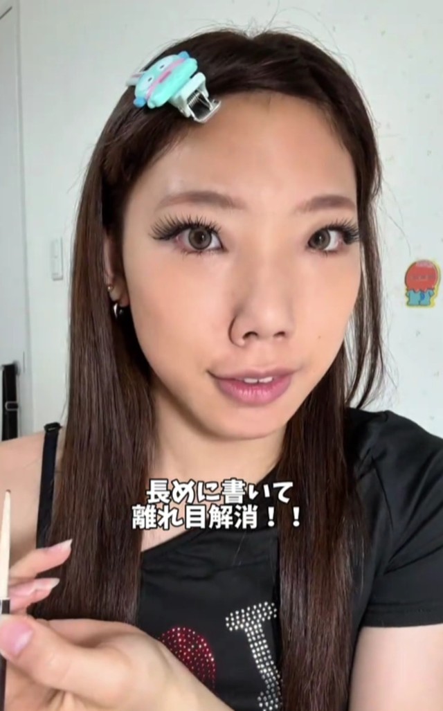 アイラインは長めに引くのがポイントだそう／まりあさん（@maria_desutte）提供