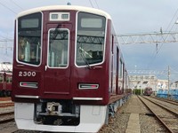 ④曇り、雨天の際の車体【阪急電鉄提供】
