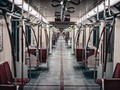 電車の中で参考書を読む学生。通勤時間を無駄にしている私に気付いた