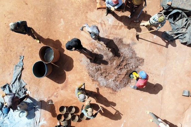 土れんがをはじめ、地元の自然素材をつかった建材を製造する「エレメンテール」の工場＝2023年12月23日、セネガル西部、シェイク・サイ撮影