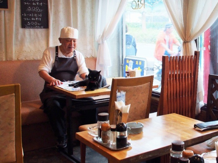 閉店間際、ひと息つくマスターにべったり