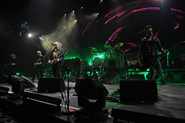 ザ・キュアーのリーブス・ギャブレルズ、ジェイソン・クーパー、ロバート・スミス、サイモン・ギャラップ、ペリー・バモンテⓒＩＮＳＴＡＲｉｍａｇｅｓ／ＡＢＡＣＡ／共同通信イメージズ