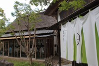 地域に残っていたかやぶきを生かした中島大祥堂丹波本店の店舗＝丹波市柏原町柏原