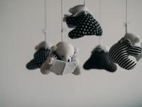 掲示板に貼られた「騒音」への苦言。この社会は子育て世帯に厳しい