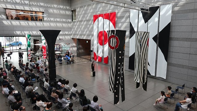 過去の利用例　ダンスカンパニーウィズとともに創るアートなひととき（2024年10月）高松市美術館提供