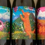 ボトルには、高山村でのびのびと暮らすマルちゃんの姿が