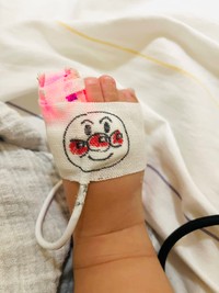 仕事の合間を縫って看護師さんが描いてくれたアンパンマン（潮井エムコさん提供）