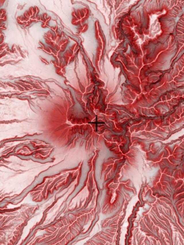 峰が東西に延びており、西から見ると“伯耆富士”だが、南から見ると…(全国Q地図／国土地理院）