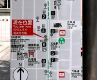 「７番出口」が記載されたバス停にある観光案内掲示板