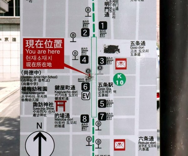 「７番出口」が記載されたバス停にある観光案内掲示板