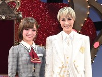 宝塚　宙組新人公演の大路りせ（右）と風羽咲季