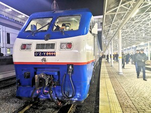 中国とロシアがせめぎ合う「二重内陸国」ウズベキスタン　「軍事機密」のトンネルを通ったら