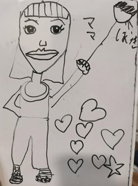 娘さんは他にもホワイトボードに沢山絵を描いているそうだ (momokoさん提供)