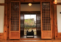 門をくぐると、家屋を使ったおしゃれなオブジェが。