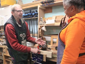 世界初「孤独担当大臣」置いた英国　孤立を社会問題と見る国の取り組み