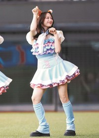 きつねダンスを披露する森香澄＝5日、エスコンフィールド