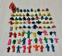 袋の中にはなんと合計79個ものキャラクター消しゴムが／佃裕之さん（@cali4nia_express）提供