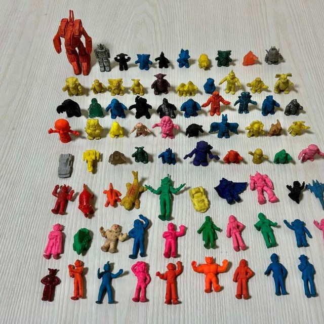 袋の中にはなんと合計79個ものキャラクター消しゴムが／佃裕之さん（@cali4nia_express）提供