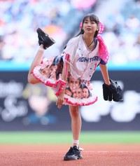 投球するモーニング娘。'26の牧野真莉愛
