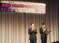 「M-1グランプリ2025」2回戦のMCを務めた濱田祐太郎。右はスマイル・瀬戸洋祐