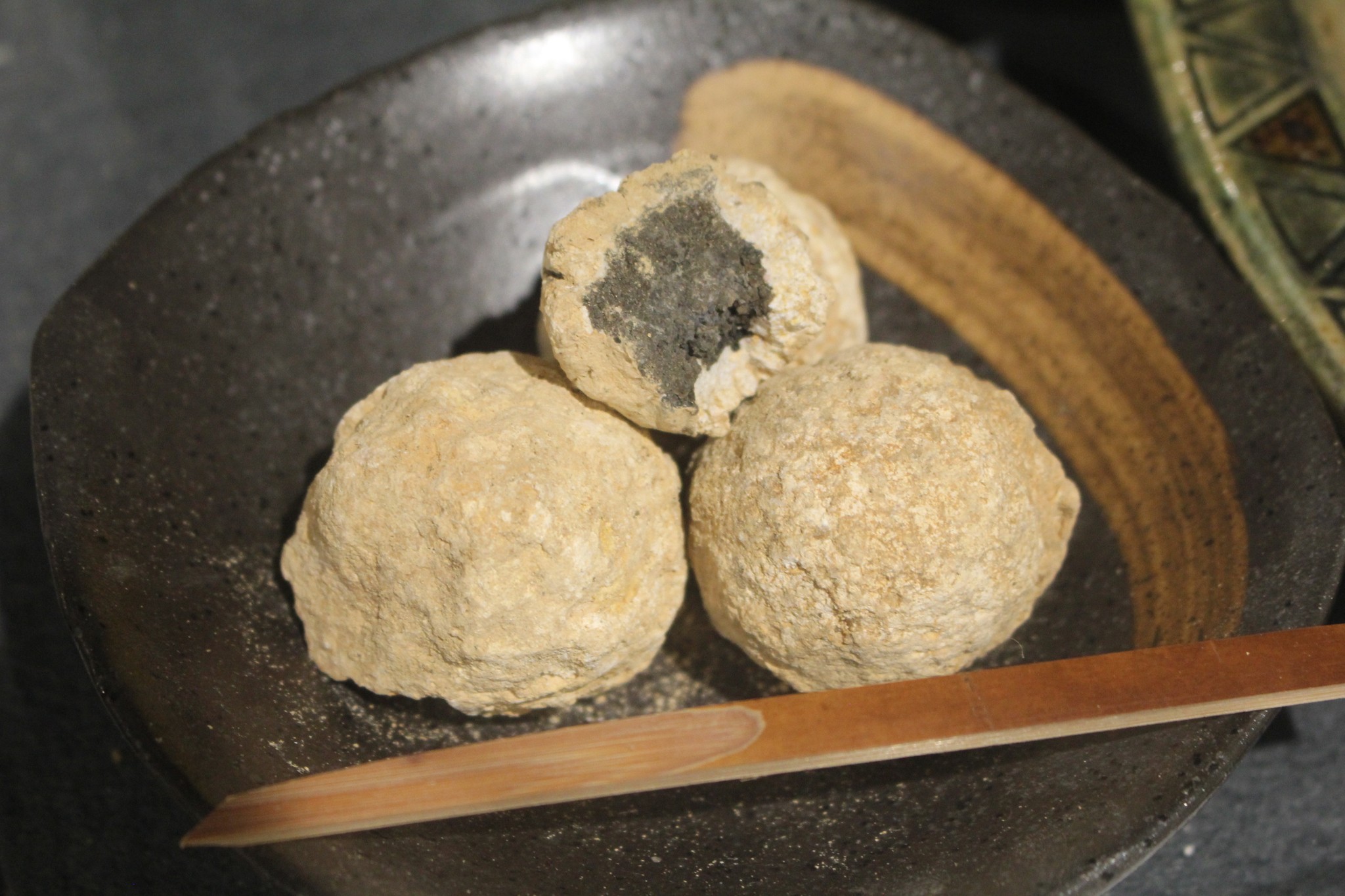食べ物みたいな石を集めたレストラン ステーキ、アイス、焼き芋…全部 