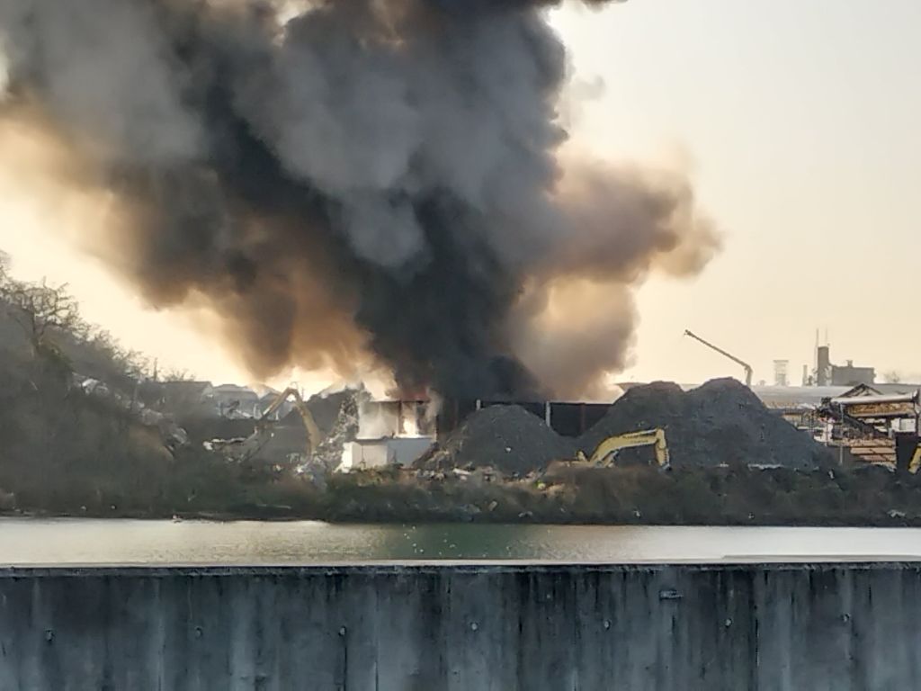 スクラップ工場で火災　消火活動続く　宮城・七ヶ浜町