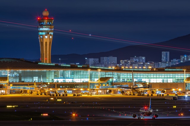 夜の仁川空港(DANIYAR/stock.adobe.com)