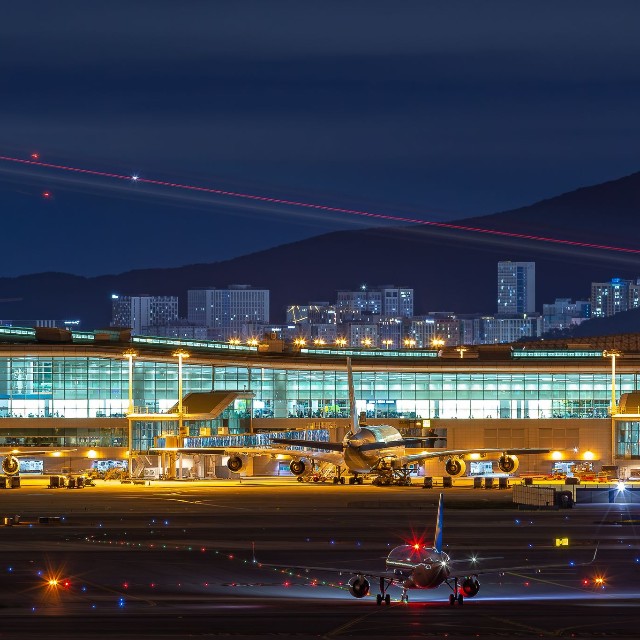 夜の仁川空港(DANIYAR/stock.adobe.com)
