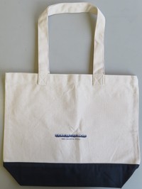 山電ファンなら持ち歩きたい！カラーボトムトートバッグ（山陽電気鉄道提供）