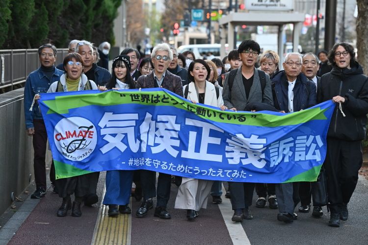 東京地裁前で「気候正義」を訴える原告・弁護団ら