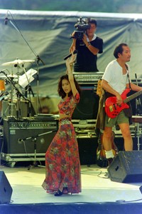 阪神大震災救済コンサート「日本をすくえ９５」に出演した中森明菜＝1995年撮影