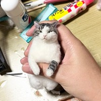 キジ白猫「がす」くんをモデルに羊毛フェルトを制作。両前足と上半身が完成したところ（画像提供：モリタさん）