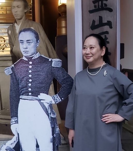 徳川慶喜のパネルと並ぶ山岸美喜さん／山岸美喜さん（@yamagishimadam）提供