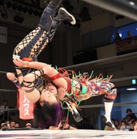 DASH・チサコを投げる松本（DASH・チサコVS松本浩代より）＝後楽園ホール